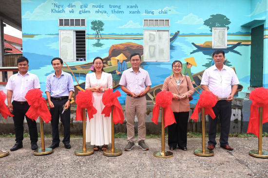 Nghi thức cắt băng ra mắt điểm du lịch giảm nhựa Ngư Mỹ Thạnh - Cồn Tộc, khởi động hành trình du lịch xanh vì môi trường.